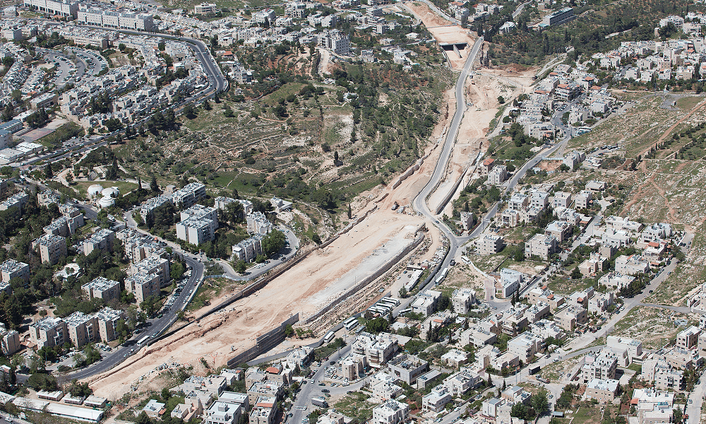 בגין קטע 3ג - מבט מלמעלה על הכביש, בניינים וירוק מסביב